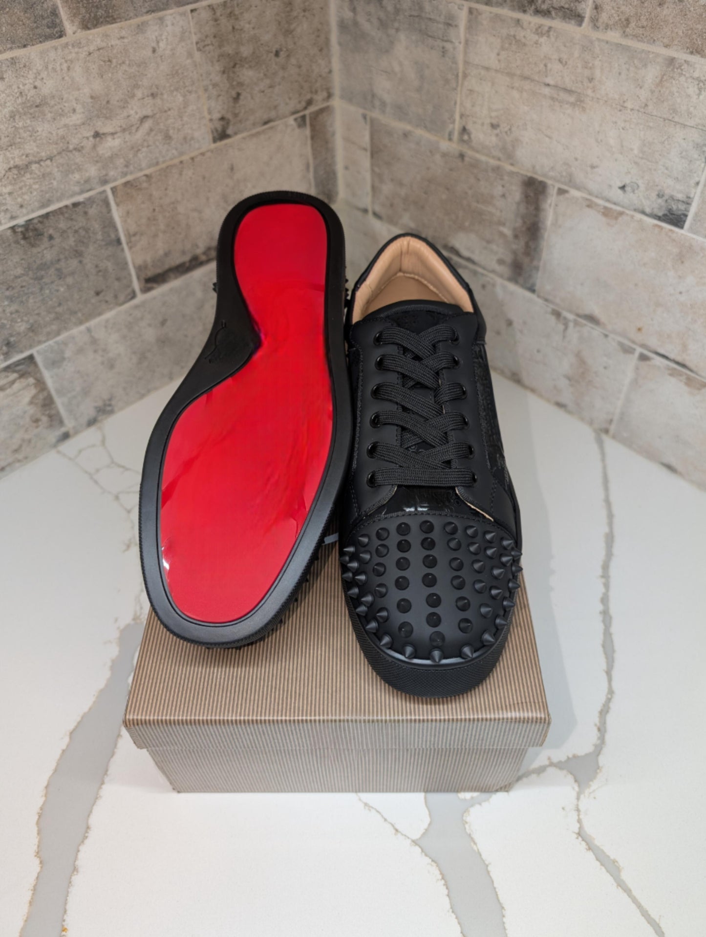 MATTE BLACK SPIKE SUELA ROJA