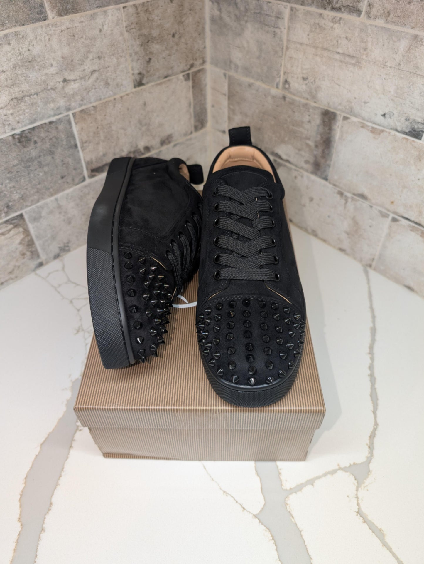 BLACK GRAPHIC SPIKE SHOE SUELA ROJA