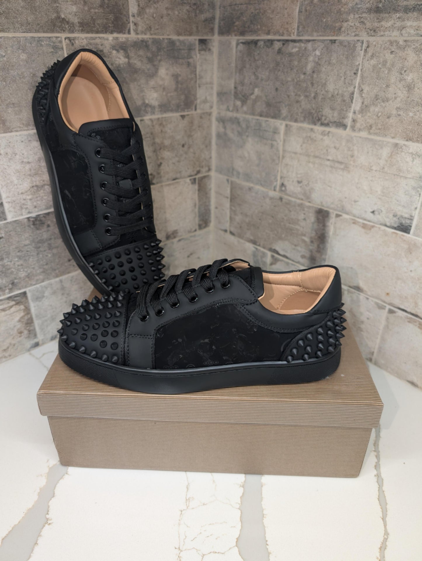 BLACK GRAPHIC SPIKE SHOE SUELA ROJA